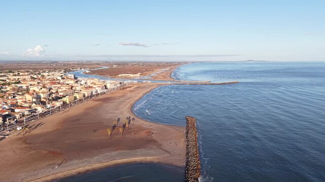 Valras plage et l'embouchure de l'Orb dans l'H&eacute;rault en Occitanie (France)