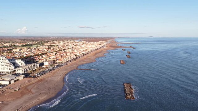 Valras plage et l'embouchure de l'Orb dans l'H&eacute;rault en Occitanie (France)