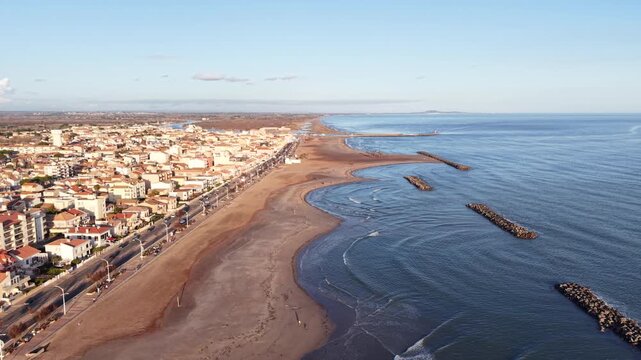 Valras plage et l'embouchure de l'Orb dans l'H&eacute;rault en Occitanie (France)