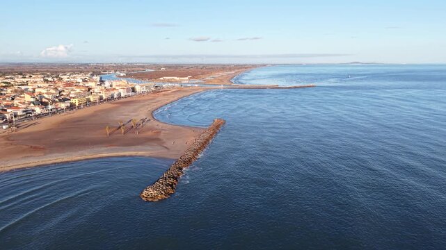 Valras plage et l'embouchure de l'Orb dans l'H&eacute;rault en Occitanie (France)