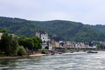 Fototapeta premium Der Rhein und die Uferpromenade von Boppard im Oberen Mittelrheintal in Rheinland-Pfalz. Aussicht von einem Ausflugschiff zur Loreley. 