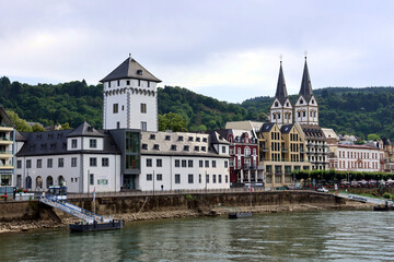 Obraz premium Die Uferpromenade von Boppard am Rhein in Rheinland-Pfalz im Sommer. Aussicht von einem Ausflugsschiff zur Loreley.