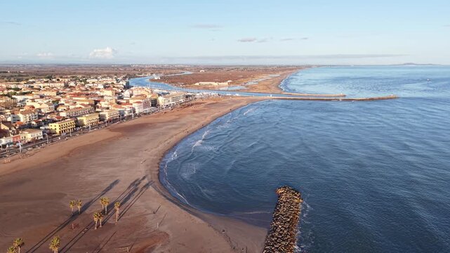 Valras plage et l'embouchure de l'Orb dans l'H&eacute;rault en Occitanie (France)
