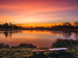 Mroźny świt nad stawem © JOANNA