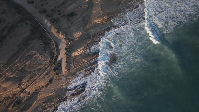 Vista a&eacute;rea cenital grabada con dron de los estratos rocosos del Mioceno en el Cabo de la Huerta, en la costa mediterr&aacute;nea de Espa&ntilde;a. Formato Cine Log  M sin procesar