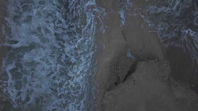 Vista a&eacute;rea cenital grabada con dron de los estratos rocosos del Mioceno en el Cabo de la Huerta, en la costa mediterr&aacute;nea de Espa&ntilde;a. Formato Cine Log  M sin procesar