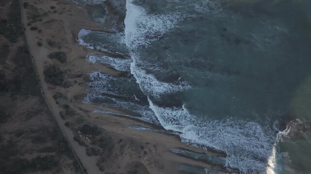 Vista a&eacute;rea cenital grabada con dron de los estratos rocosos del Mioceno en el Cabo de la Huerta, en la costa mediterr&aacute;nea de Espa&ntilde;a. Formato Cine Log  M sin procesar
