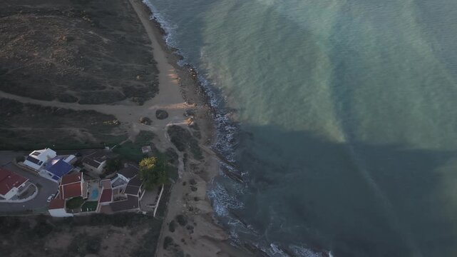 Vista a&eacute;rea cenital grabada con dron de los estratos rocosos del Mioceno en el Cabo de la Huerta, en la costa mediterr&aacute;nea de Espa&ntilde;a. Formato Cine Log  M sin procesar