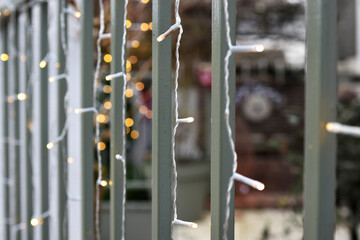 Guirlandes lumineuses sur rambarde ext&eacute;rieure