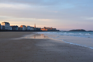 Plage de Saint-Malo le matin en hiver