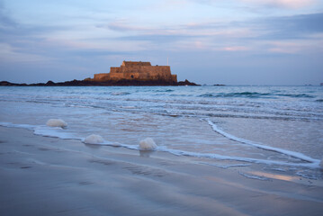 Plage de Saint-Malo le matin en hiver, fort National
