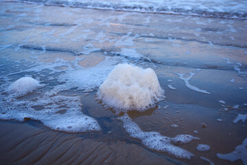 Plage de Saint-Malo le matin en hiver, &eacute;cume