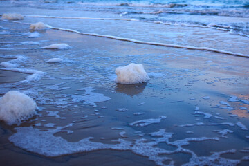 Plage de Saint-Malo le matin en hiver, &eacute;cume