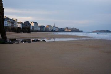 Plage de Saint-Malo le matin en hiver