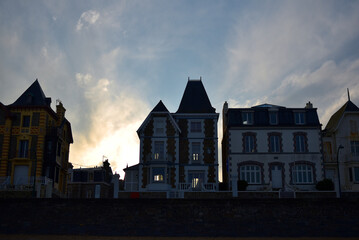Plage de Saint-Malo le matin en hiver, architecture