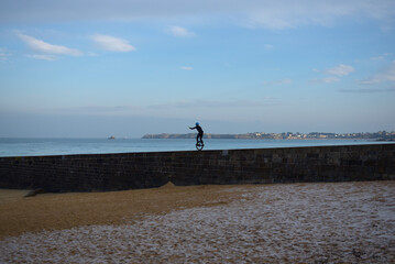 Plage de Saint-Malo le matin en hiver, monocycle