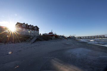 Zimowa, mroźna plaża nad Bałtykiem © Magdalena