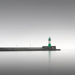 Minimalistische Langzeitbelichtung des berühmten Ostmolenfeuers bei Nebel im Hafen von Sassnitz auf Rügen © Ronny Behnert