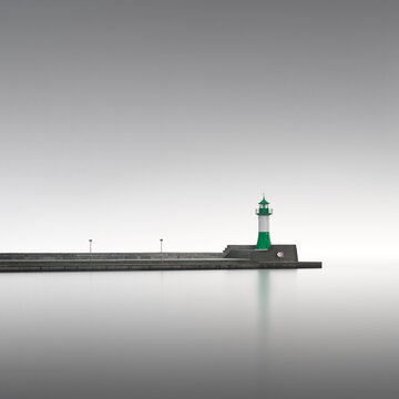 Minimalistische Langzeitbelichtung des ber&uuml;hmten Ostmolenfeuers bei Nebel im Hafen von Sassnitz auf R&uuml;gen