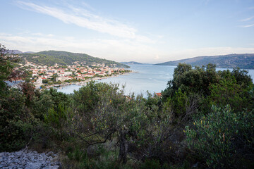 Wybrzeże Morza Adriatyckiego w Chorwacji, wieczorem w okolicy Trogiru w Marinie wieczorem. Liczne wyspy i zatoki Chorwackie. © Franciszek
