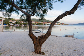 Wybrzeże Morza Adriatyckiego w Chorwacji, wieczorem w okolicy Trogiru w Marinie wieczorem. Liczne wyspy i zatoki Chorwackie. © Franciszek
