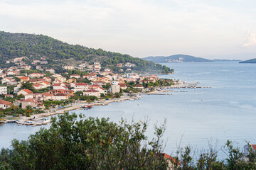 Wybrzeże Morza Adriatyckiego w Chorwacji, wieczorem w okolicy Trogiru w Marinie wieczorem. Liczne wyspy i zatoki Chorwackie. © Franciszek