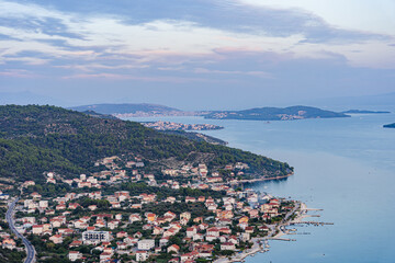 Wybrzeże Morza Adriatyckiego w Chorwacji, wieczorem w okolicy Trogiru w Marinie wieczorem. Liczne wyspy i zatoki Chorwackie. © Franciszek