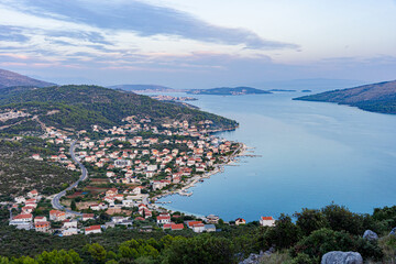 Wybrzeże Morza Adriatyckiego w Chorwacji, wieczorem w okolicy Trogiru w Marinie wieczorem. Liczne wyspy i zatoki Chorwackie. © Franciszek