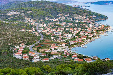 Wybrzeże Morza Adriatyckiego w Chorwacji, wieczorem w okolicy Trogiru w Marinie wieczorem. Liczne wyspy i zatoki Chorwackie. © Franciszek