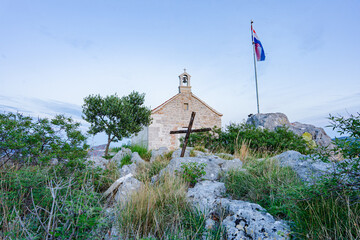Kapliczka, kości&oacute;ł na g&oacute;rze w Chorwacji z pięknym widokiem na Morze Śr&oacute;dziemne, w okolicy Trogiru.
