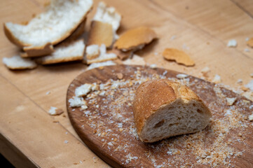 Angeschnittenes Brot auf einem Holzbrett