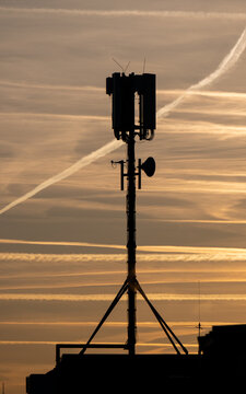 Silhouette einer Mobilfunkantenne in der Abendd&auml;mmerung