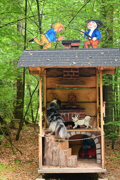 Sch&ouml;ner Hund in einer H&uuml;tte im M&auml;rchenwald bei Max und Moritz