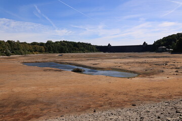 Der trocken gelegte Ausgleichsweiher an der M&ouml;hnetalsperre im Sauerland	