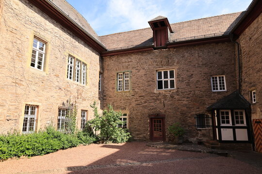 Impressionen von Burg Schnellenberg oberhalb der Stadt Attendorn im Sauerland	