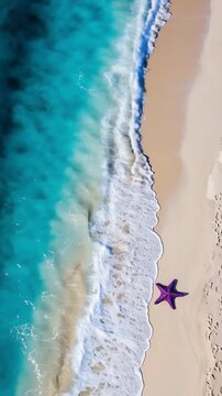 Sanfte Meereswellen am Strand &ndash; Sommerurlaub aus der Vogelperspektive