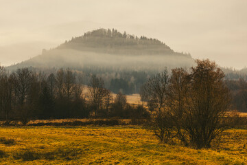 Krzyżna Góra w Karpnikach - Rudawy Janowickie, podczas roztopów po zimie, brązowowe, rude krajobrazy Gór Sokolich © krzys ser