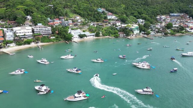 Imagens Aereas da Praia do Caixa d'A&ccedil;o Porto Belo Santa Catarina - Lanchas - Mar