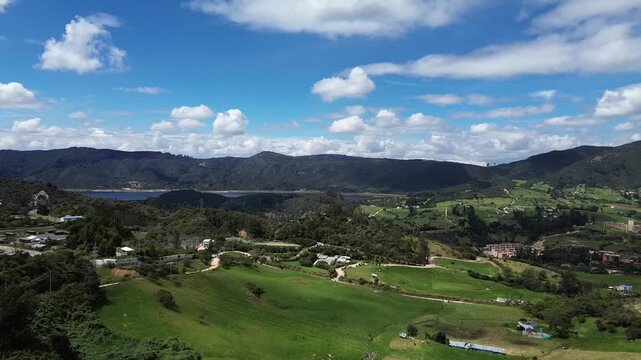 embalse entre monta&ntilde;as