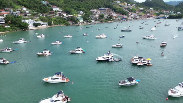 Imagens Aereas da Praia do Caixa d'A&ccedil;o Porto Belo Santa Catarina - Lanchas - Mar