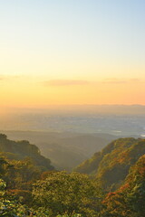 八方台から見渡す長岡市街地と夕日（新潟県長岡市）