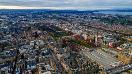 Fototapeta premium Aerial view of the Christmas market and Edinburgh city center