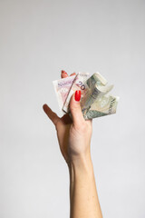 pieniądze w dłoni kobiety. Białe tło. Światło studyjne