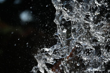 飛び散る滝の水しぶき