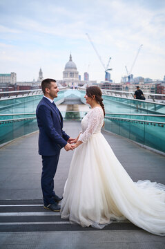 Newlyweds on London bridge with St. Paul&rsquo;s Cathedral