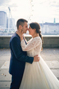 Romantic post-wedding shoot along London's iconic landmarks