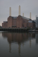 Le centre commercial Battersea Power Station devant la Tamise à Londres