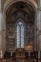 Obraz premium Italy - Orvieto - Duomo di Orvieto - Interior view of the main apse with high altar frescoes and stained glass window