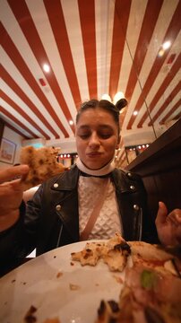 white influencer finishing last pizza bite in retro diner