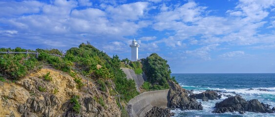 青空バックに見る英虞湾の入り口に立つ四角い形の安乗埼灯台のパノラマ情景